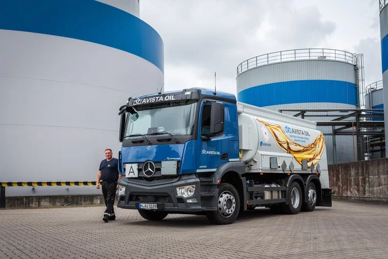 Avista Oil Tankwagen mit Fahrer vor den Tanklagern
