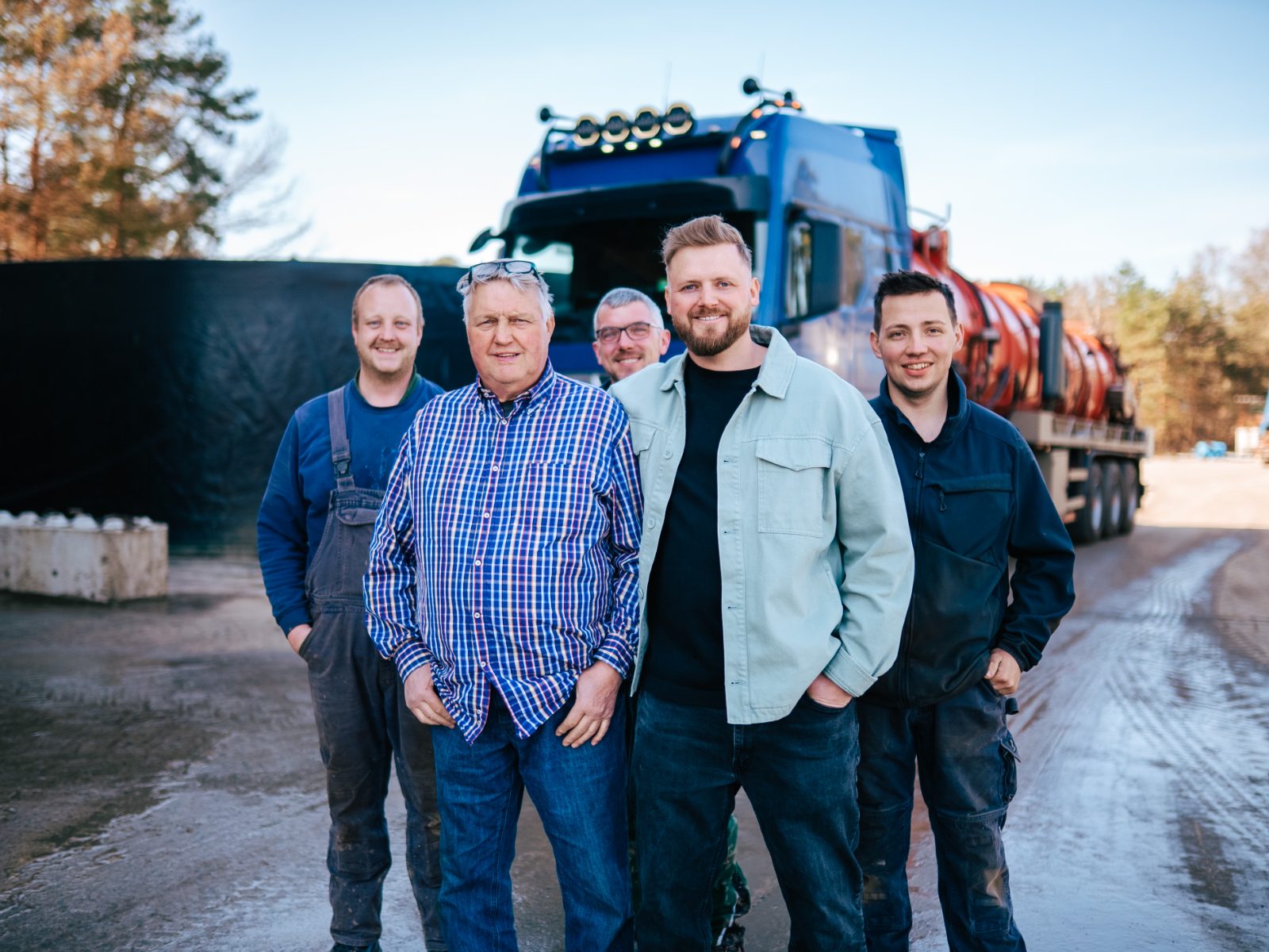 Team von Hoppe & Ebeling vor dem LKW
